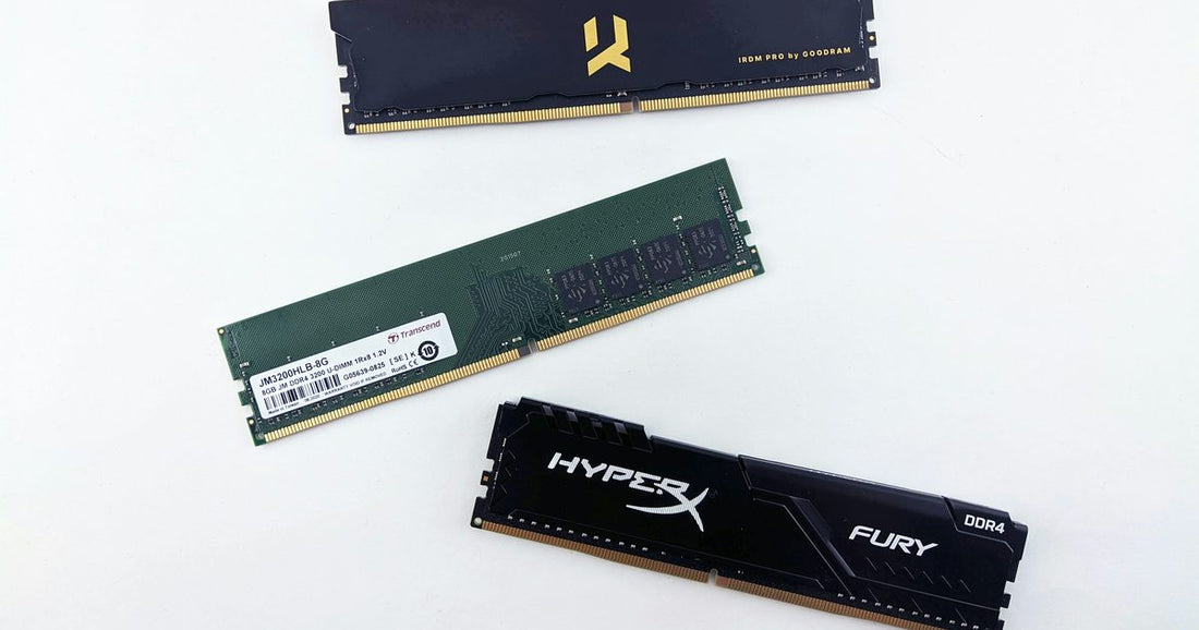 Tres módulos de memoria RAM DDR4 sobre fondo blanco