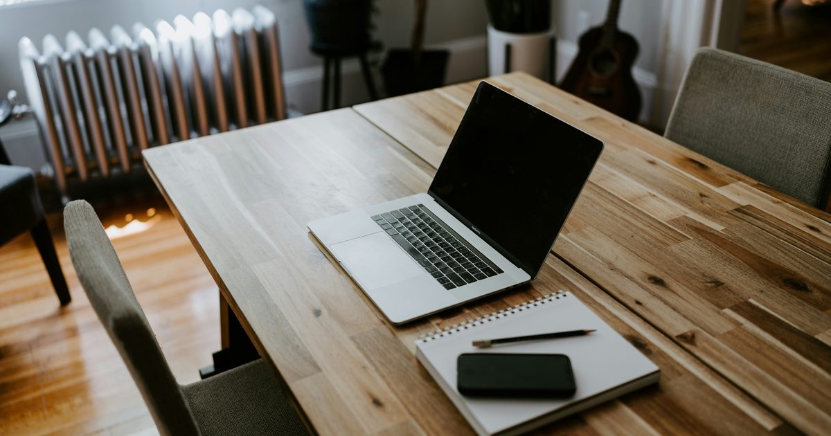 Portátil para teletrabajo en escritorio de casa