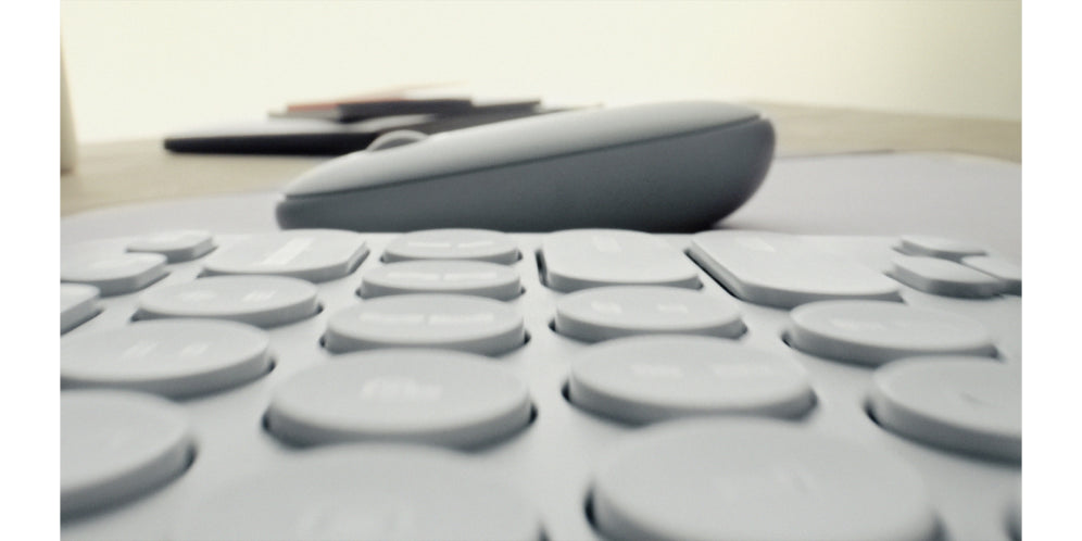 Logitech 920-012227 teclado Ratón incluido Universal RF Wireless + Bluetooth QWERTY Español Grafito