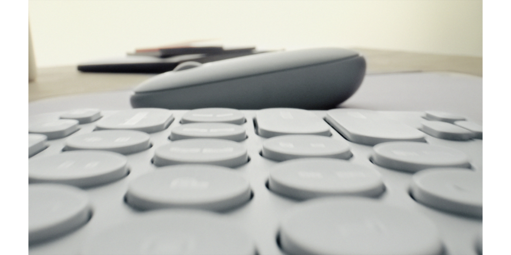 Logitech 920-012227 teclado Ratón incluido Universal RF Wireless + Bluetooth QWERTY Español Grafito - detalle