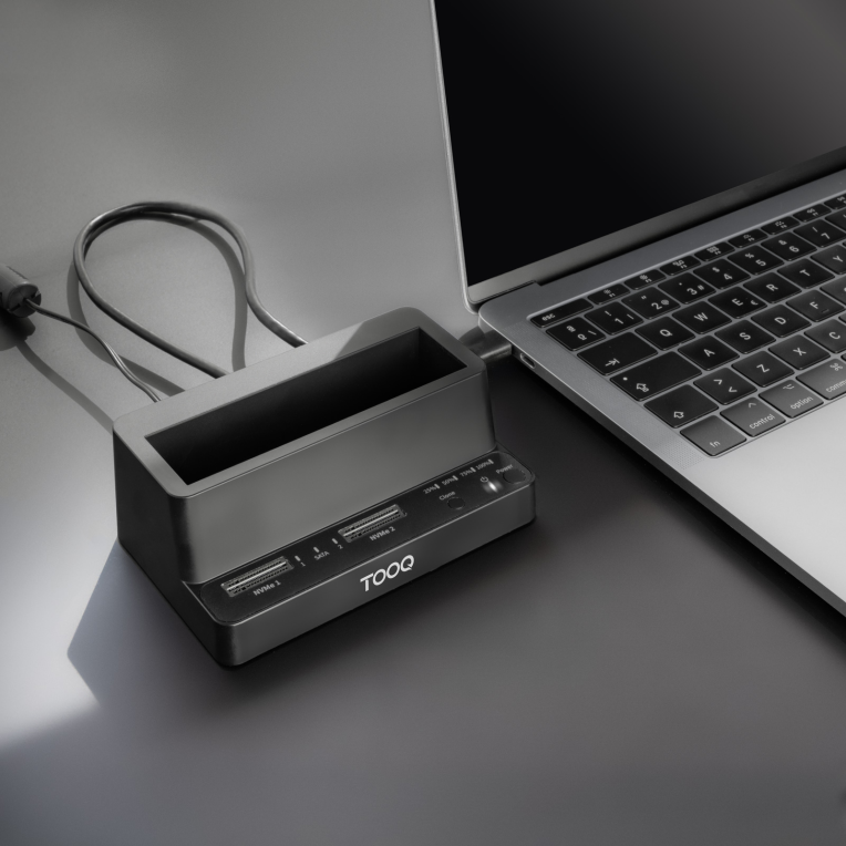 TooQ Docking Station USB-C 3.2 Gen 2 Dos Bahías para SSD M.2 NVMe + Bahía para 2.5"- 3.5" para HDD + Clonador. Negro - detalle