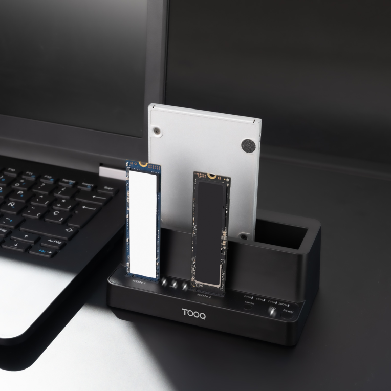TooQ Docking Station USB-C 3.2 Gen 2 Dos Bahías para SSD M.2 NVMe + Bahía para 2.5"- 3.5" para HDD + Clonador. Negro - detalle