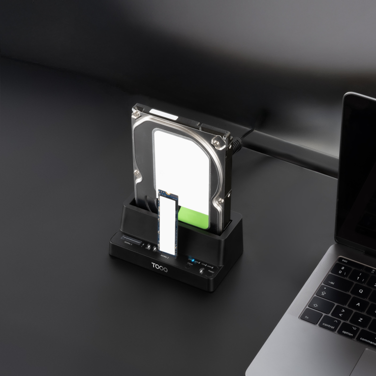 TooQ Docking Station USB-C 3.2 Gen 2 Dos Bahías para SSD M.2 NVMe + Bahía para 2.5"- 3.5" para HDD + Clonador. Negro - detalle
