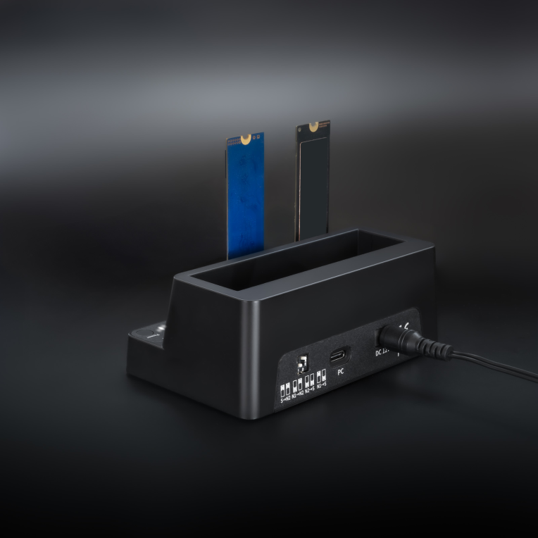 TooQ Docking Station USB-C 3.2 Gen 2 Dos Bahías para SSD M.2 NVMe + Bahía para 2.5"- 3.5" para HDD + Clonador. Negro - detalle