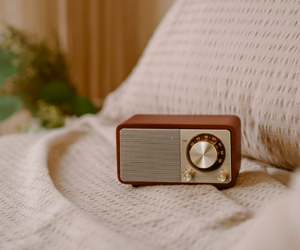 SANGEAN WR-7 PLUS NOGAL VINTAGE / RADIO CON MUEBLE DE MADERA FM / BLUETOOTH / AUX - detalle