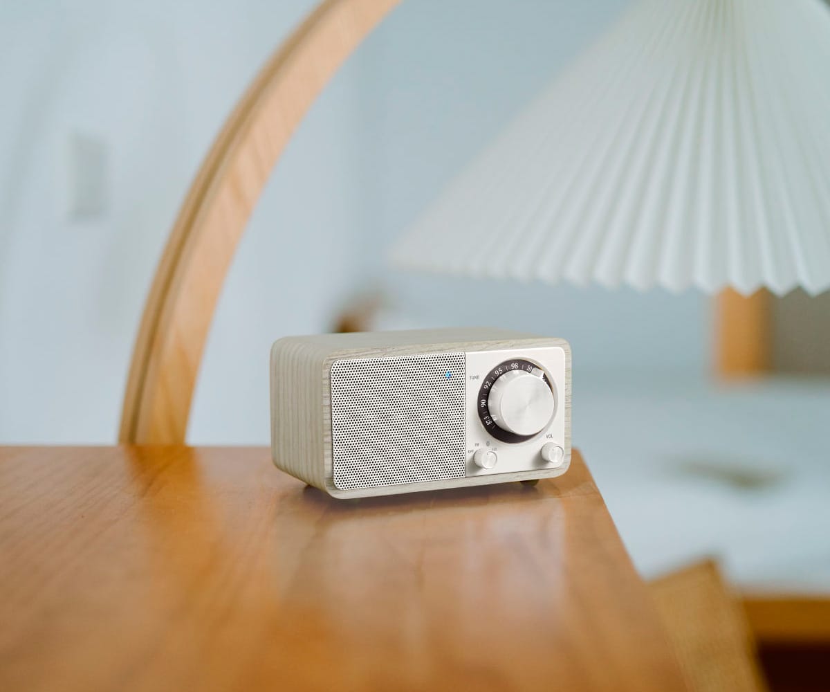 SANGEAN WR-7 PLUS ROBLE DE LUZ DE LUNA / RADIO CON MUEBLE DE MADERA FM / BLUETOOTH / AUX - detalle