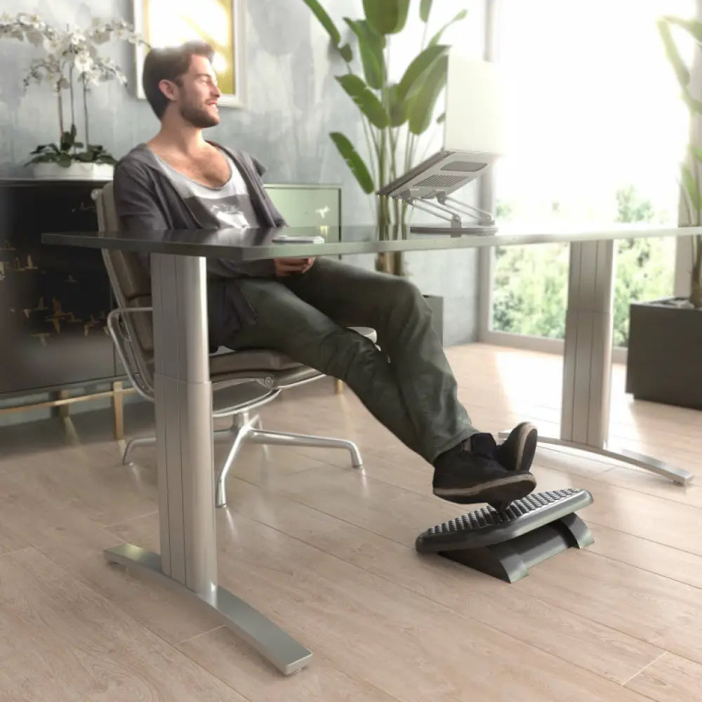 Soporte para el apoyo de pies AISENS FRT01-265, estructura ergonómica y ajustable para mayor comodidad y soporte.