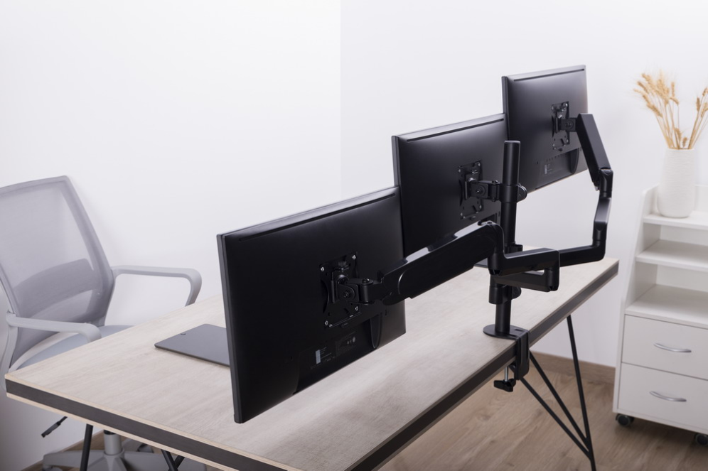 BRAZO DE MONITOR GEMBIRD AJUSTABLE DE MESA PARA 3 MONITORES MOV COMPLETO - detalle