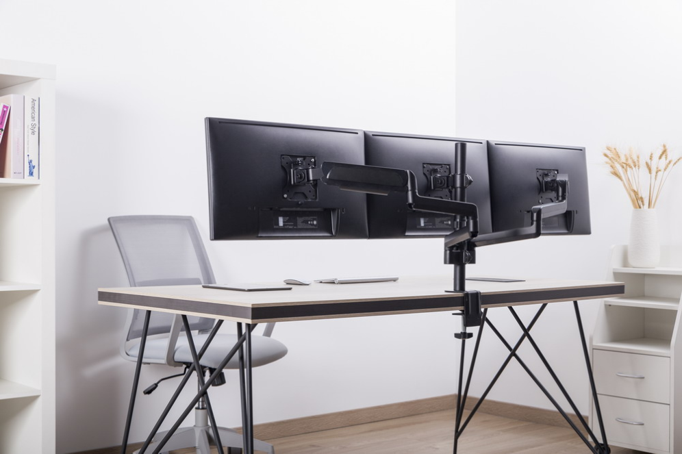 BRAZO DE MONITOR GEMBIRD AJUSTABLE DE MESA PARA 3 MONITORES MOV COMPLETO - detalle