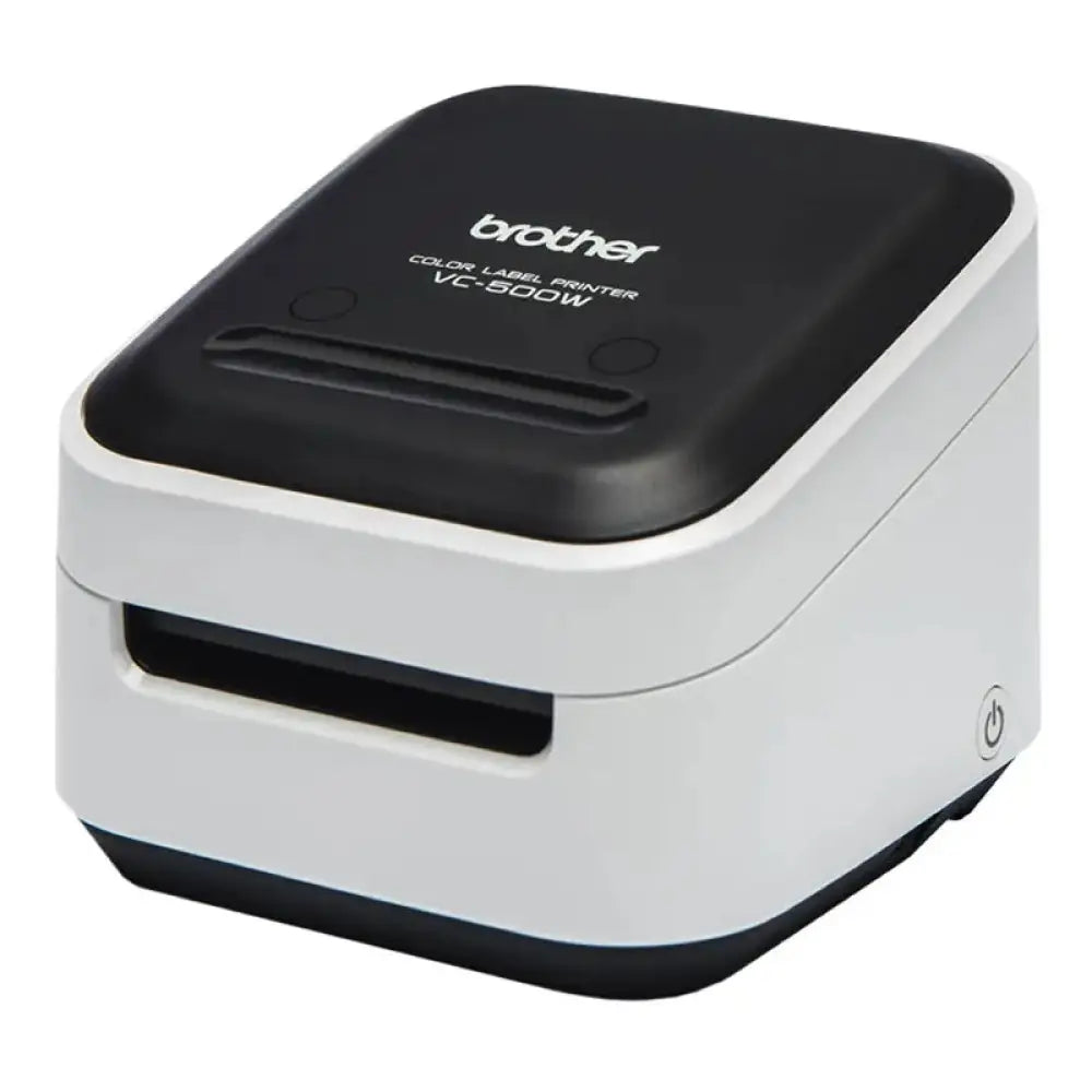 Impresora térmica Brother VC500W para etiquetas en color, conectividad USB y Wi-Fi, muestra etiquetas impresas en la imagen.