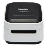 Impresora térmica Brother VC500W para etiquetas a color, con conexión USB y Wi-Fi, mostrando la impresora en un escritorio.