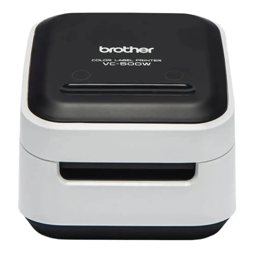 Impresora térmica Brother VC500W para etiquetas a color, con conexión USB y Wi-Fi, mostrando la impresora en un escritorio.