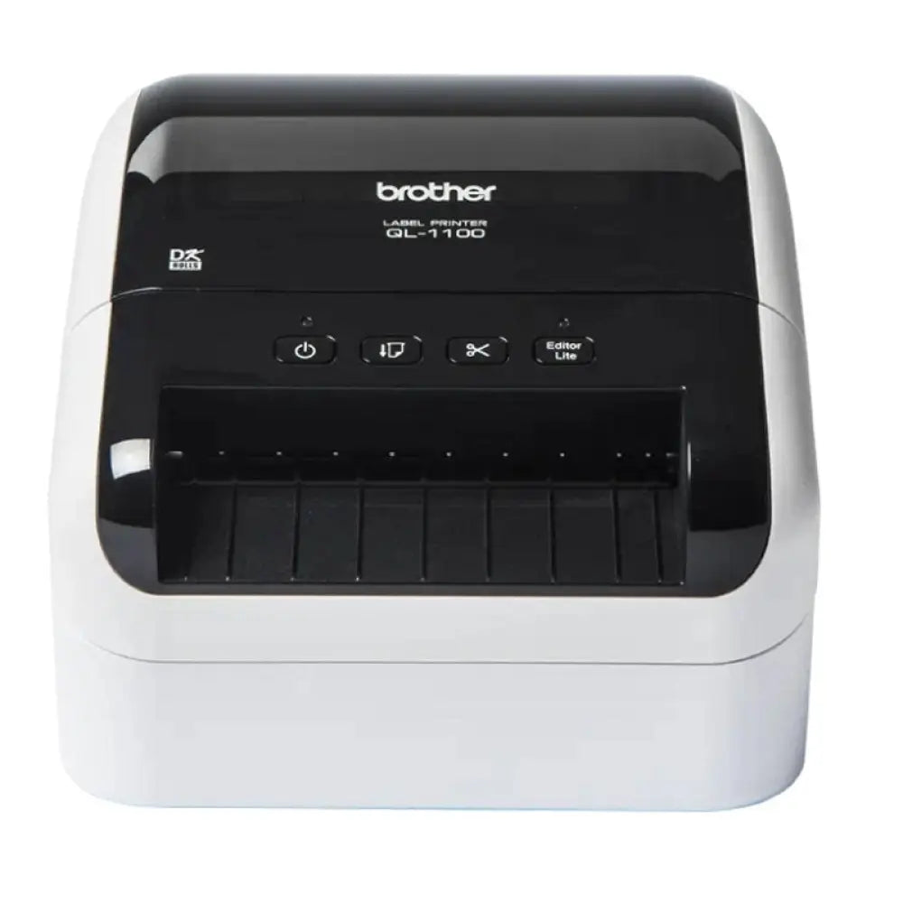 Impresora térmica Brother QL-1100C para etiquetas, vista frontal con papel de etiquetas en proceso de impresión.