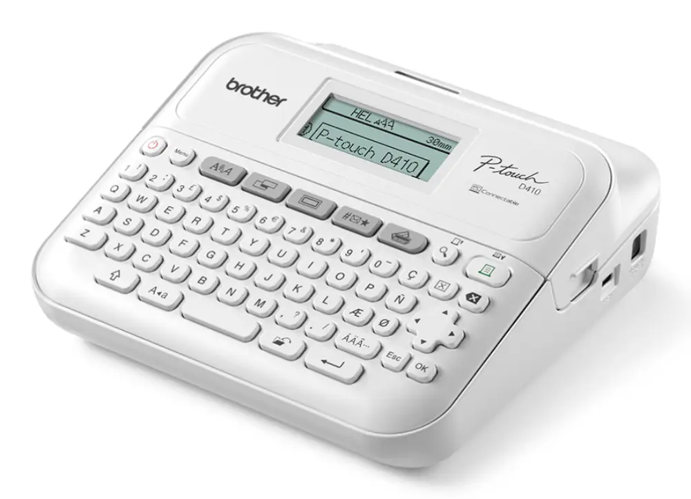 Impresora de etiquetas Brother PT-D410 de transferencia térmica, con teclado QWERTY, conectada y lista para imprimir etiquetas.