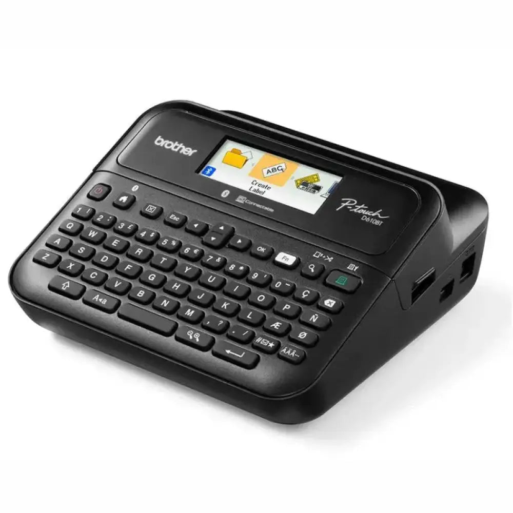 Impresora térmica Brother PTD610BTVP, rotuladora electrónica con pantalla y etiquetas en uso.