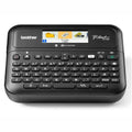 Impresora térmica Brother PTD610BTVP, rotuladora electrónica con pantalla y teclas de control, en uso sobre escritorio.