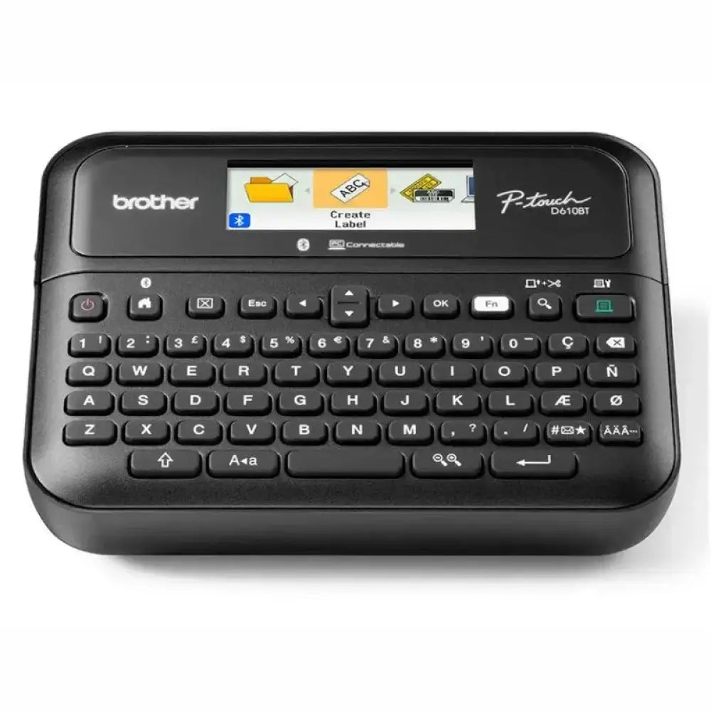 Impresora térmica Brother PTD610BTVP, rotuladora electrónica con pantalla y teclas de control, en uso sobre escritorio.