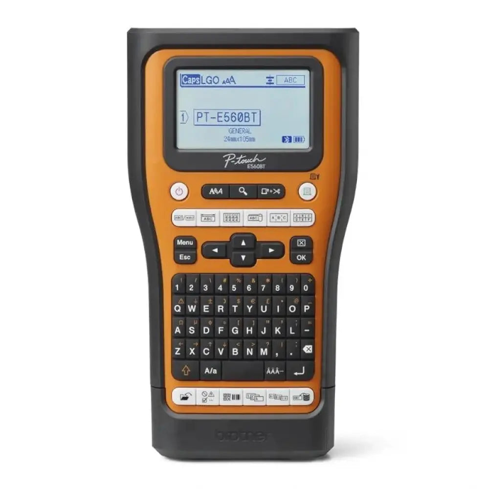 Impresora térmica Brother PTE560BTSP para etiquetado, con pantalla y conectividad inalámbrica en un entorno de oficina.