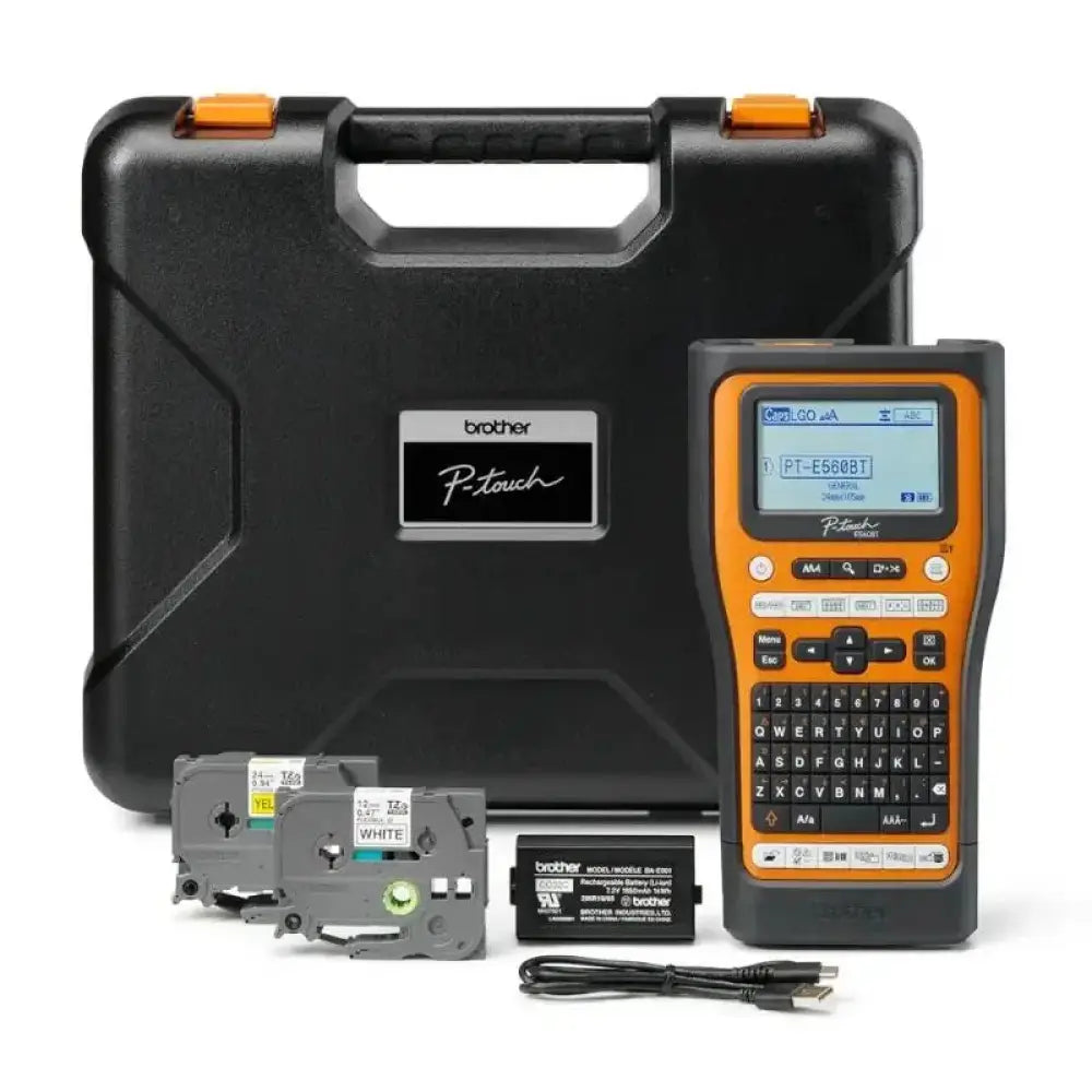 Impresora térmica Brother PTE560BTVP, rotuladora electrónica con pantalla y cinta de etiquetas, en uso sobre escritorio.