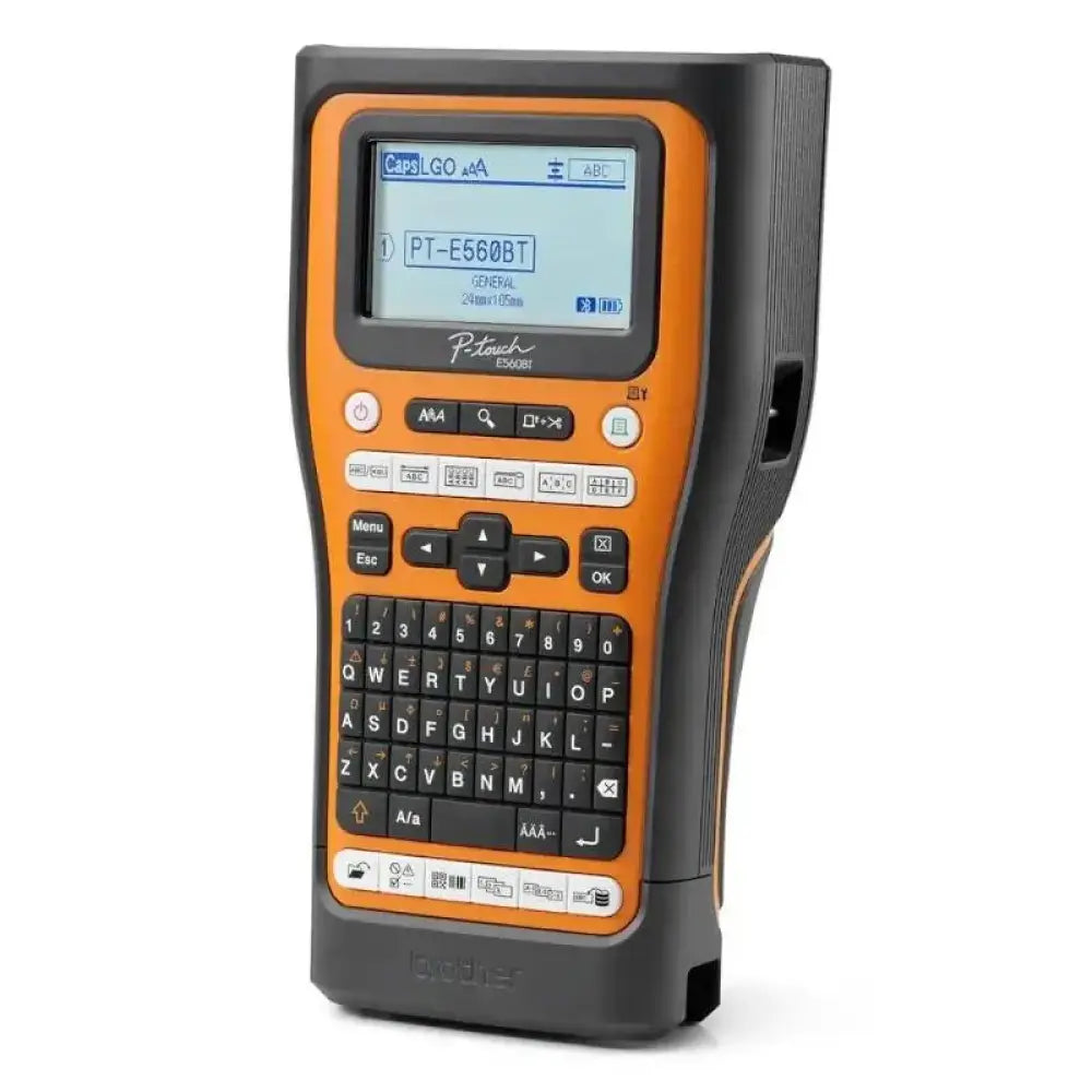 Impresora térmica Brother PTE560BTVP, rotuladora electrónica con pantalla y etiquetas en uso.
