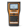 Impresora térmica Brother PTE560BTVP, rotuladora electrónica con pantalla y cinta de etiquetado en uso.