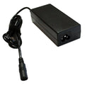 Cargador portátil automático CoolBox de 65W con 14 puntas para portátil en color negro y diseño compacto.