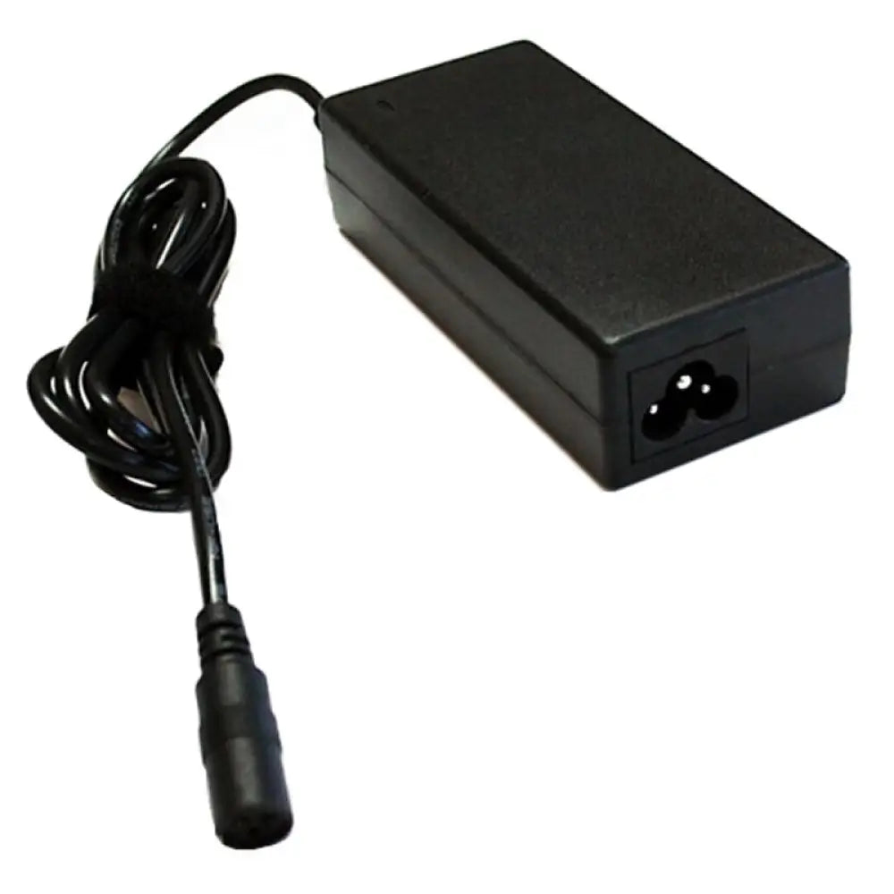 Cargador portátil automático CoolBox de 65W con 14 puntas para portátil en color negro y diseño compacto.