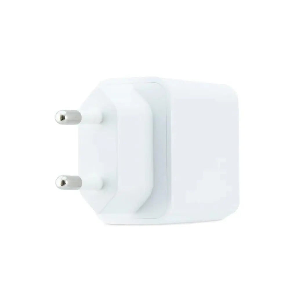 Cargador de pared COOLBOX Gan 30W USB-C y USB-A, compacto y portátil, con puertos de carga rápida para dispositivos electrónicos.