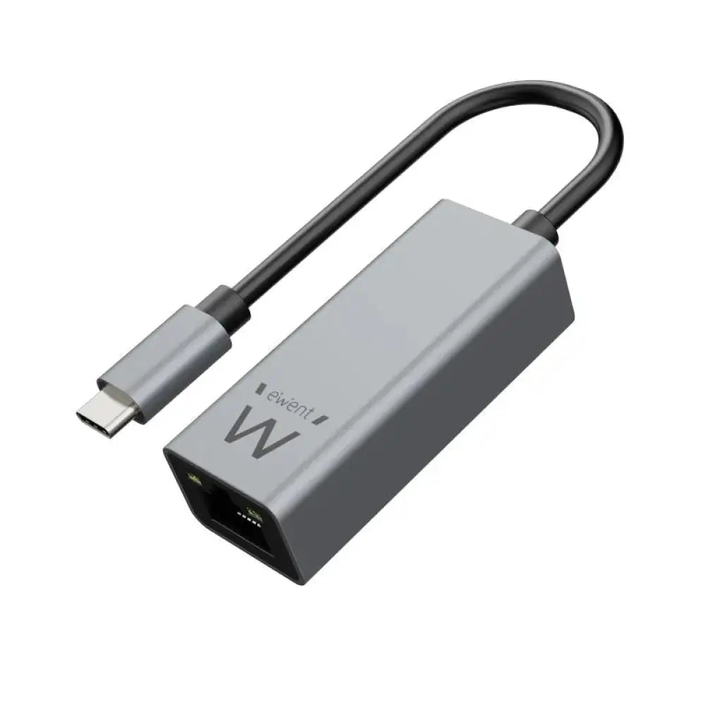 Adaptador de red gigabit USB-C de aluminio de EWENT conectado a un portátil en una configuración de red cableada.