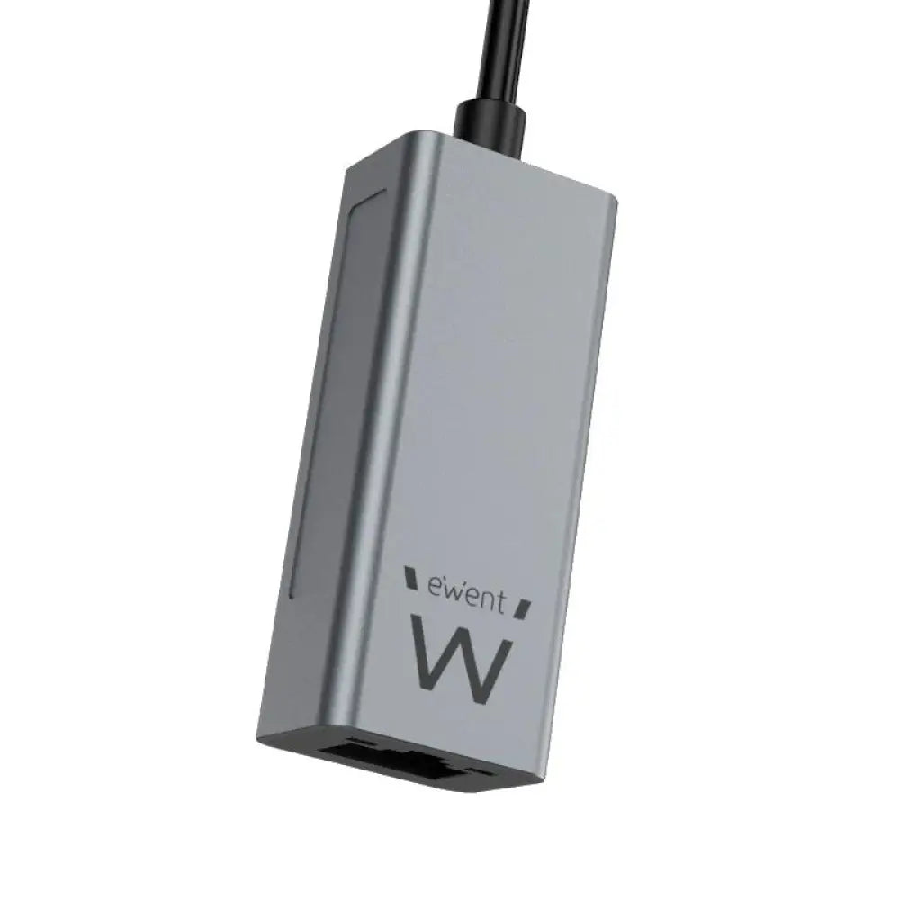 Adaptador de red Gigabit USB-C de aluminio de EWENT conectado a un portátil con cable de red Ethernet.