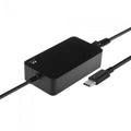 Cargador portátil slim USB-C de 45W de EWENT, conectado a un portátil para carga rápida, en un entorno de oficina.