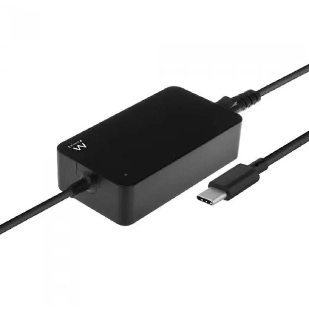 Cargador portátil slim USB-C de 45W de EWENT, conectado a un portátil para carga rápida, en un entorno de oficina.