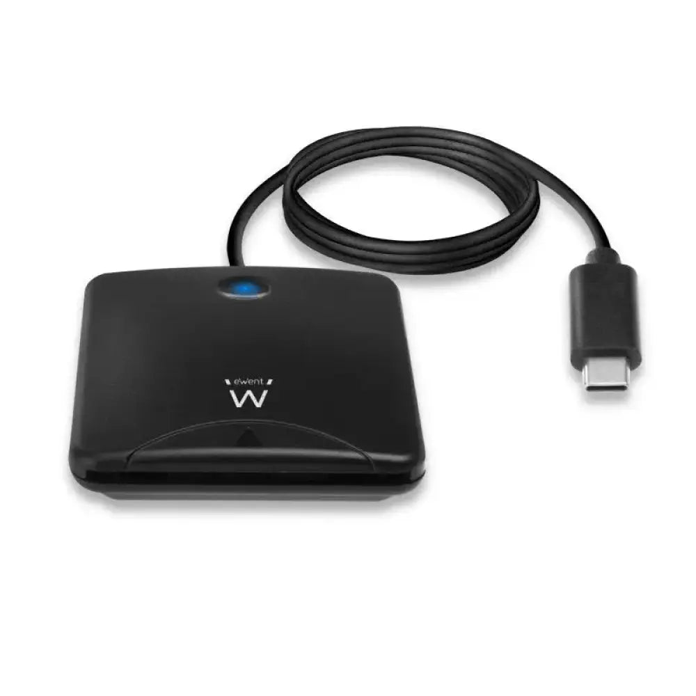 Lector de tarjetas chip EWENT EW1055 con puerto USB-C para DNI electrónico, conectado a una computadora portátil.