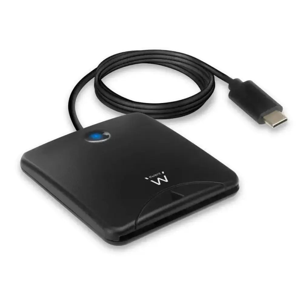 Lector de tarjetas chip EWENT EW1055 USB-C para DNI electrónico, conectado a una computadora en uso.