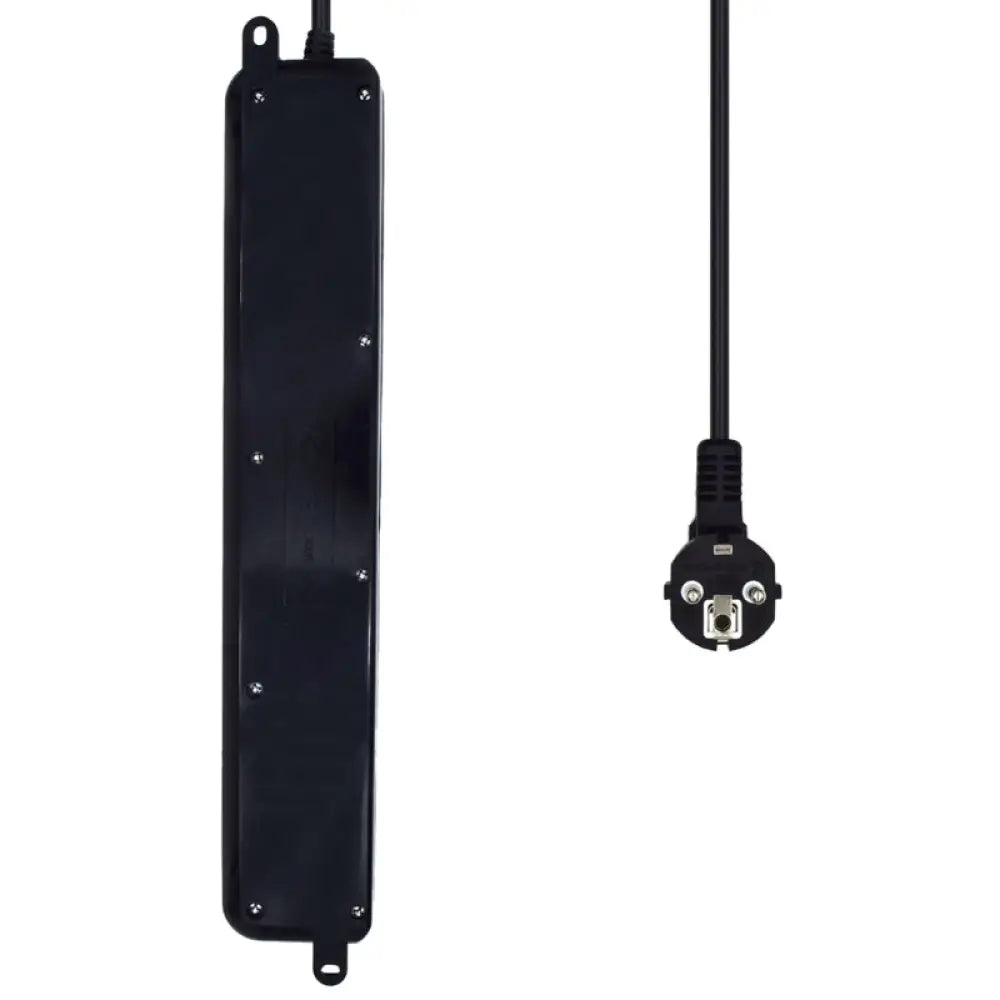 Regleta EWENT EW3924 con 6 tomas y protección en color negro, vista frontal con cables conectados.