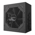 Fuente de alimentación GIGABYTE GP-UD850GM PG5 V2 de 850W, vista lateral con cables y ventilador.