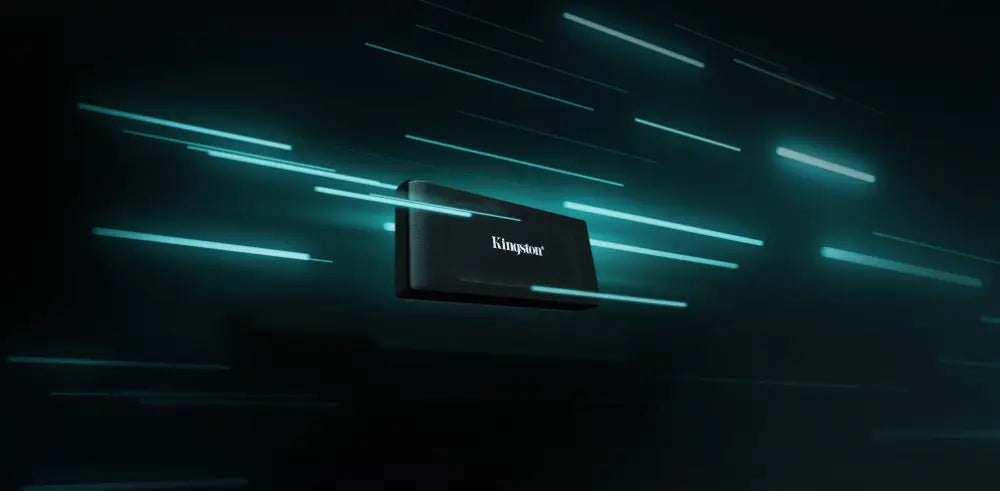 Disco duro externo SSD Kingston XS1000 de 1TB con conexión USB 3.2 Gen 2, negro y compacto, en una superficie blanca.