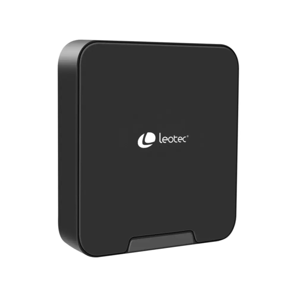 Convertidor de Smart TV Leotec Android TV Box 4K SHOW 2 con puerto USB y cables, en color negro, vista frontal.
