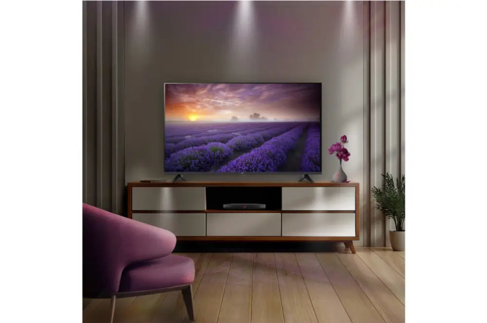 Televisor LED LG 32 pulgadas Full HD Smart TV WiFi negro, mostrando pantalla y control remoto en un ambiente moderno.