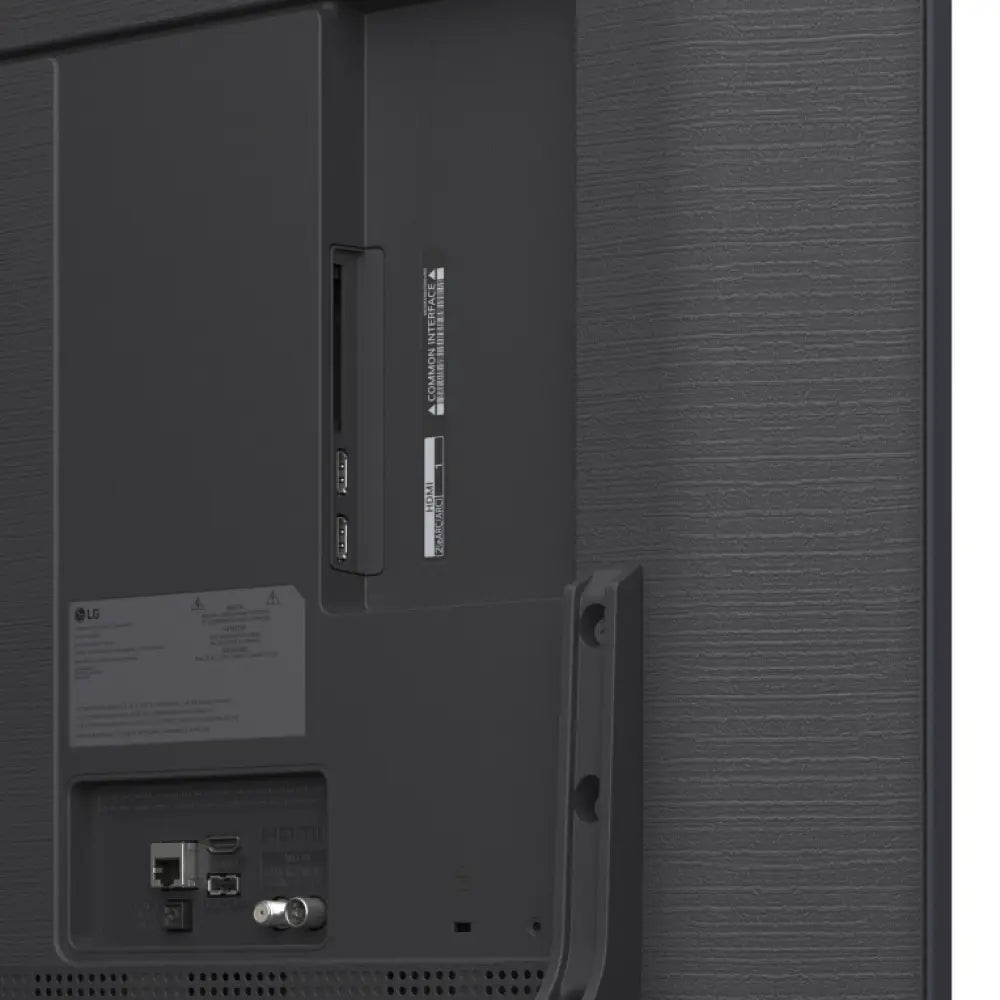 Televisor LED LG QNED AI 65QNED82A6B de 165.1 cm (65") 4K Ultra HD en color negro, con pantalla y control remoto.