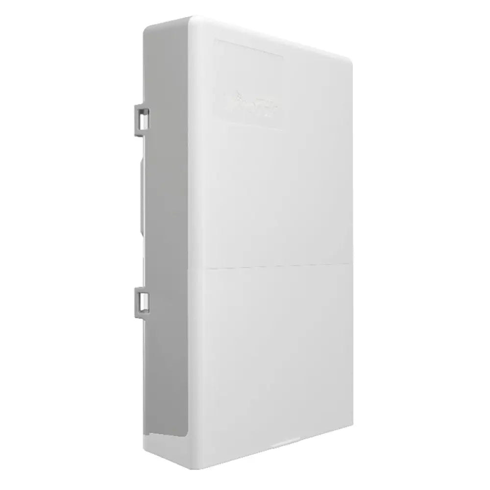 Interruptor Mikrotik CRS318-1Fi-15Fr-2S-OUT NetPower con puertos Ethernet en un armario de red.
