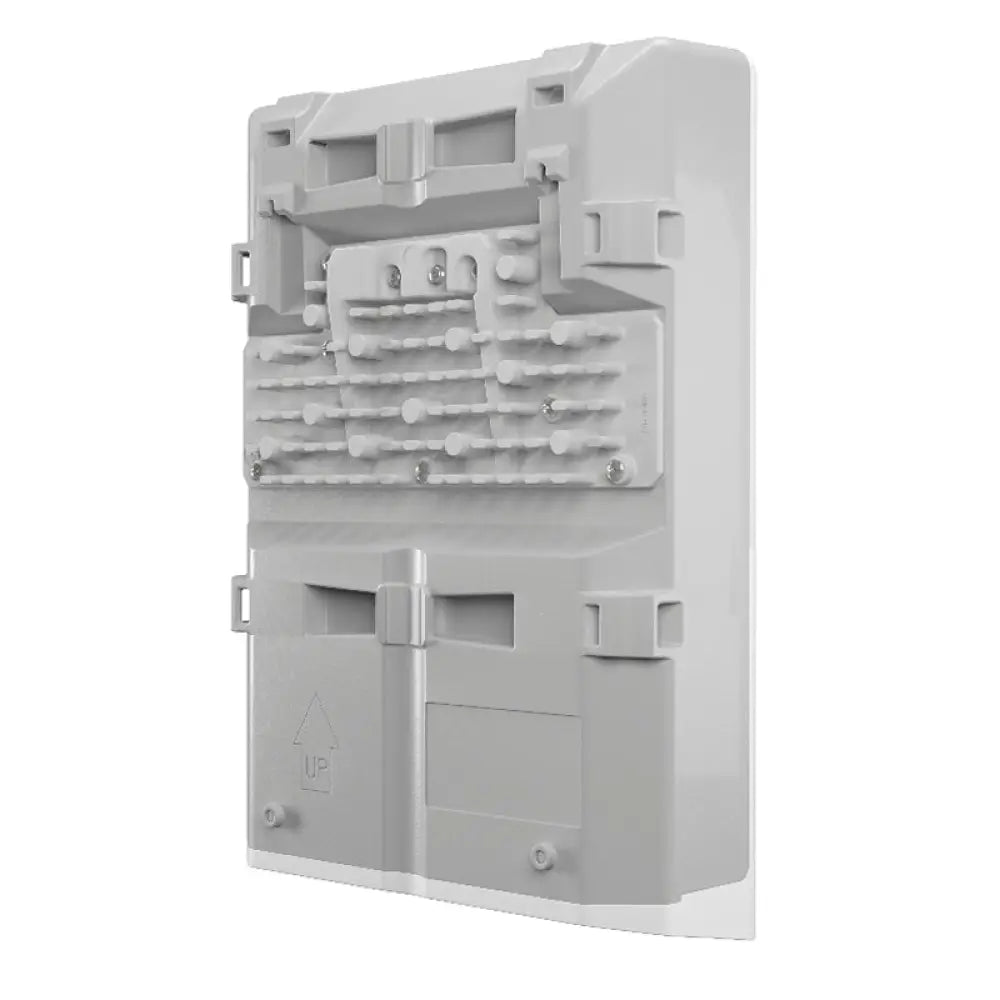 Interruptor de red Mikrotik CRS318-1Fi-15Fr-2S-OUT NetPower, con puertos y conexiones visibles en armario de red.