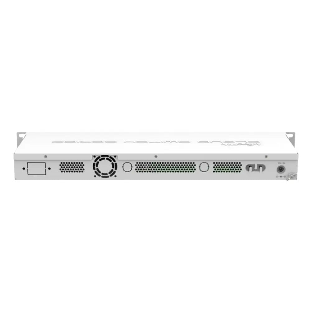 Interruptor MikroTik CSS326-24G-2S+RM con 24 puertos Gigabit Ethernet y 2 puertos SFP+ en un armario de red.