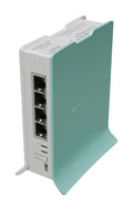 Router inalámbrico Mikrotik hAP con banda de 2.4 GHz, puerto Gigabit Ethernet y diseño en color verde y blanco.