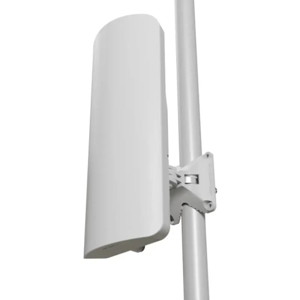 Punto de acceso MikroTik mANTBox ax 15s con WiFi 6, puerto GbE, puerto 2.5G SFP y diseño compacto para redes inalámbricas.