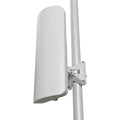 Punto de acceso MikroTik mANTBox ax 15s con WiFi 6, puerto GbE, puerto 2.5G SFP y diseño compacto para redes inalámbricas.