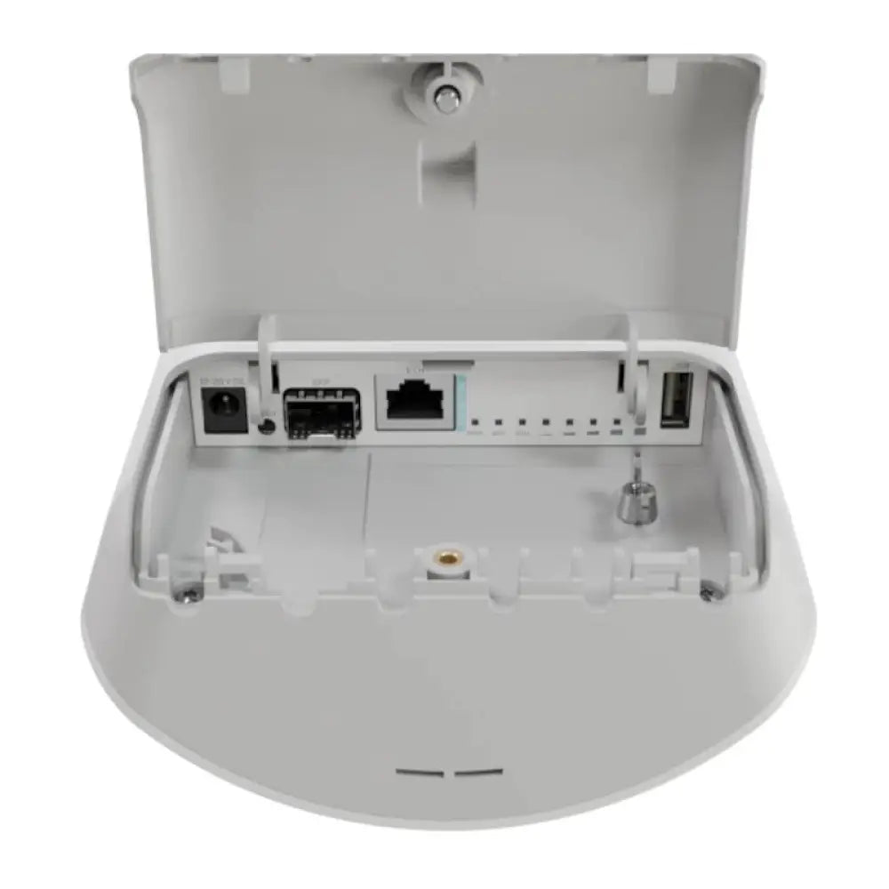 Punto de acceso MikroTik mANTBox ax 15s con WiFi 6, puerto GbE, puerto 2.5G SFP y diseño compacto para redes inalámbricas.