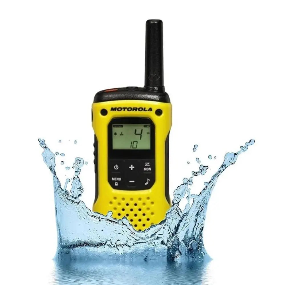 Walkie-talkie Motorola T92 H2O en dúo con resistencia IP67 y alcance de 10 km, con botones y pantalla visible.