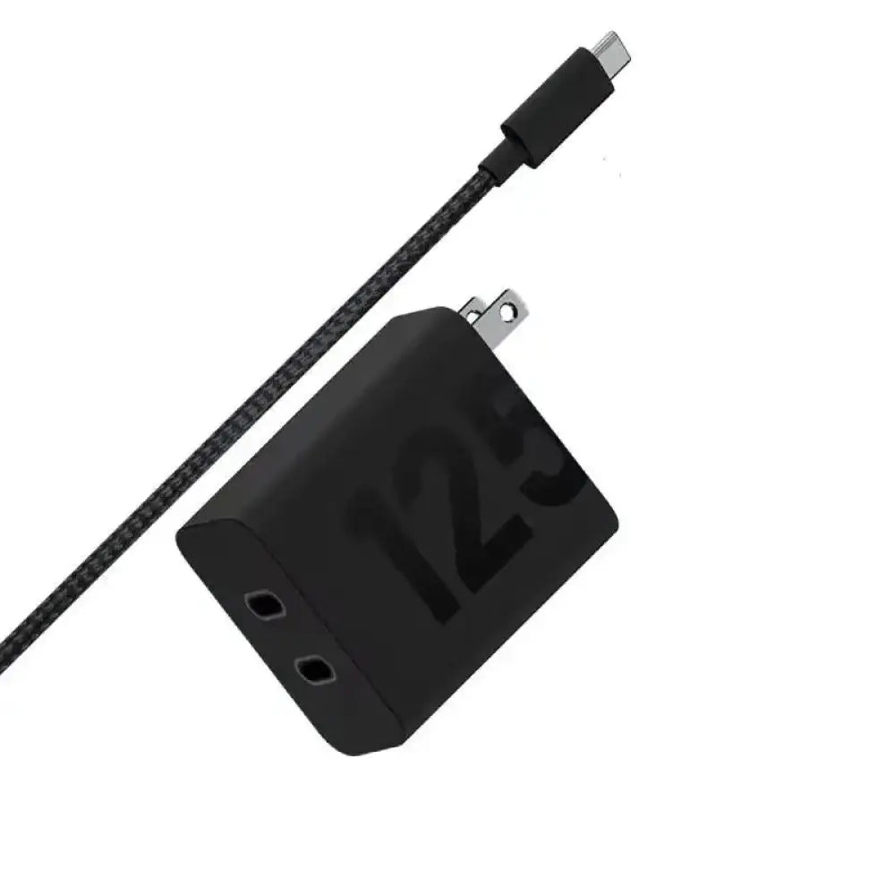 Cargador Motorola TurboPower de 125 W con 2 puertos USB-C, compatible con dispositivos de carga rápida.