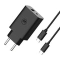 Cargador Motorola TurboPower de 50W con carga rápida dual USB-C, compacto y compatible con dispositivos móviles.